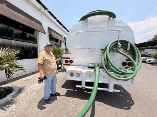 Pipa de agua Consorcio ASI en descarga