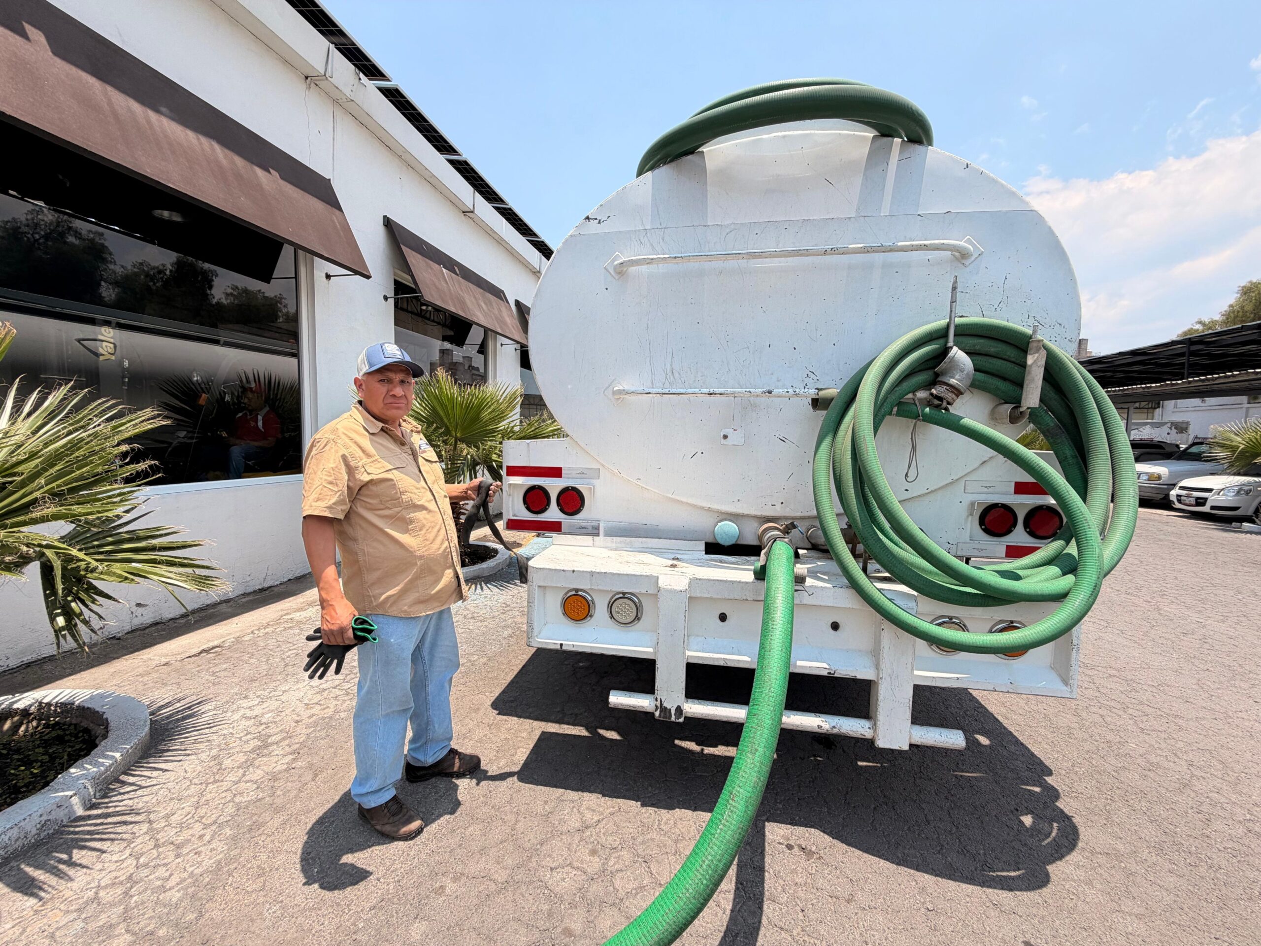 Pipa de agua Consorcio ASI en descarga